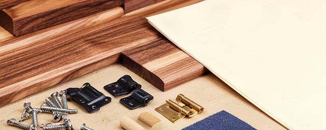 Dettaglio di una distinta materiali con tavole di legno e ferramenta ordinata