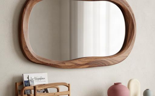 Specchiera e complementi d arredo in legno lavorato esposti in un interno contemporaneo