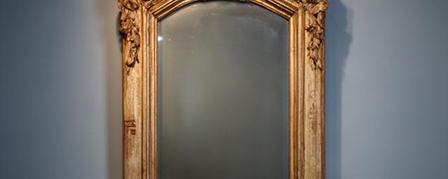 Specchiera antica intagliata con cornice lignea dopo pulitura e lucidatura