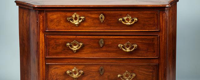 Cassettiera in noce del Settecento restaurata con maniglie originali
