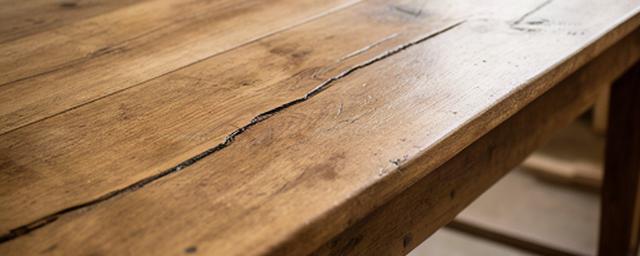 Tavolo da refettorio con piano in rovere massiccio durante il recupero
