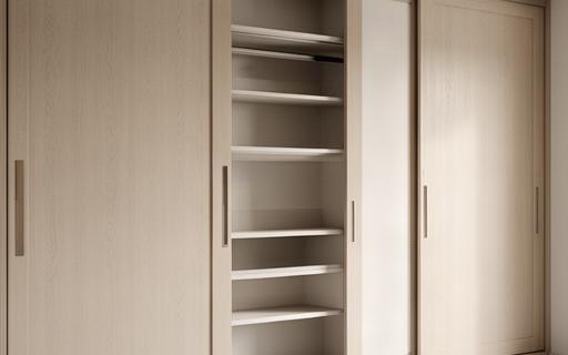 Cabina armadio salvaspazio con ante scorrevoli in legno chiaro
